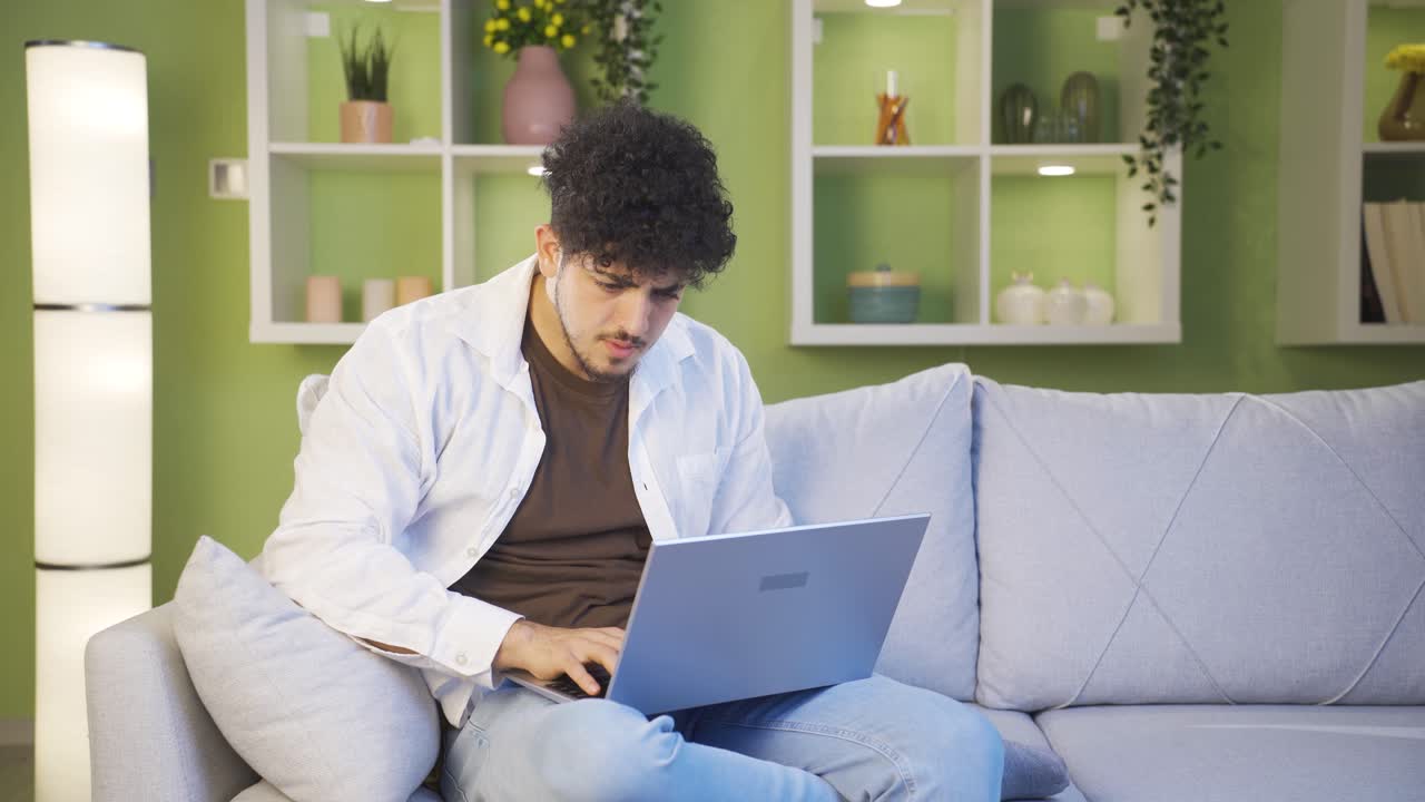 joven centrado en el portátil. muy cuidadoso.