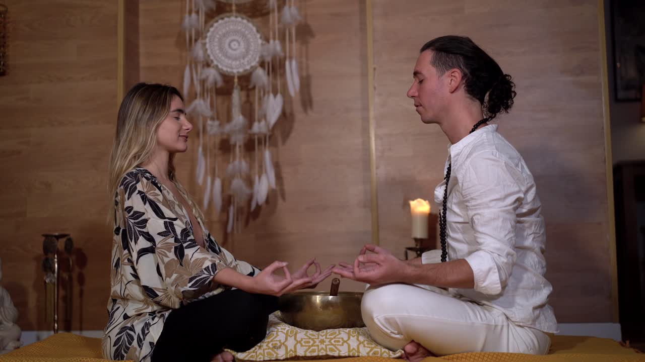 maestro zen con mujer meditando con manos de oración