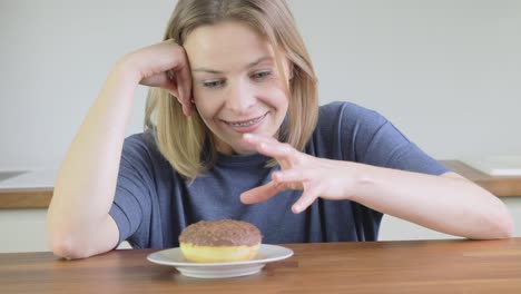 Una-Mujer-Se-Salva-De-Hacer-Trampa-En-Su-Dieta-Gracias-A-Una-Dona-Que-Desaparece