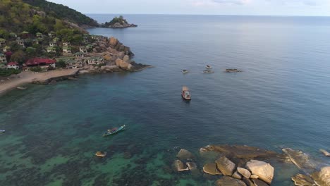 vista aérea de una playa tropical con aguas cristalinas