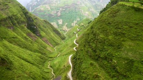 Hermoso-Camino-De-Montaña-Tallado-En-Un-Valle-Empinado