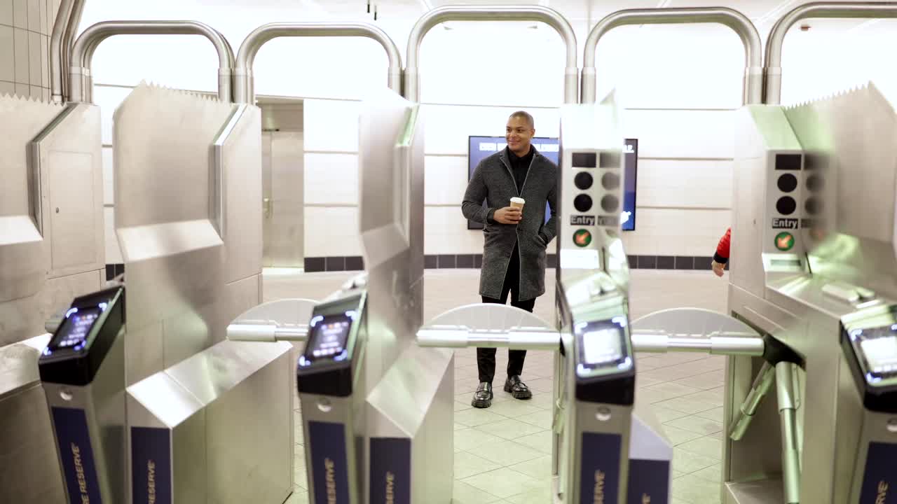 Uomo con un caffè in una stazione della metropolitana