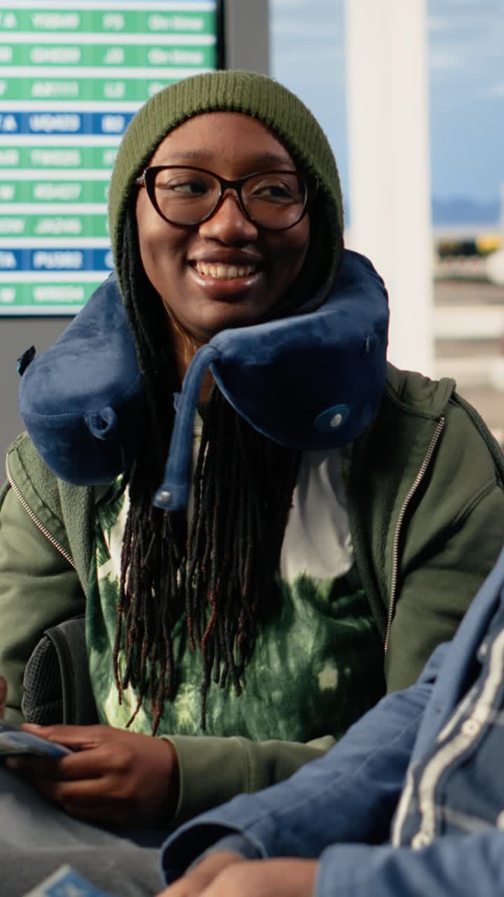 Donna afroamericana che parla nella sala d'attesa dell'aeroporto