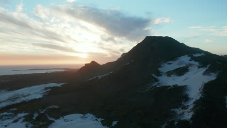 hermoso atardecer en montañas nevadas en la bahía de betty cerca de ciudad del cabo en sudáfrica