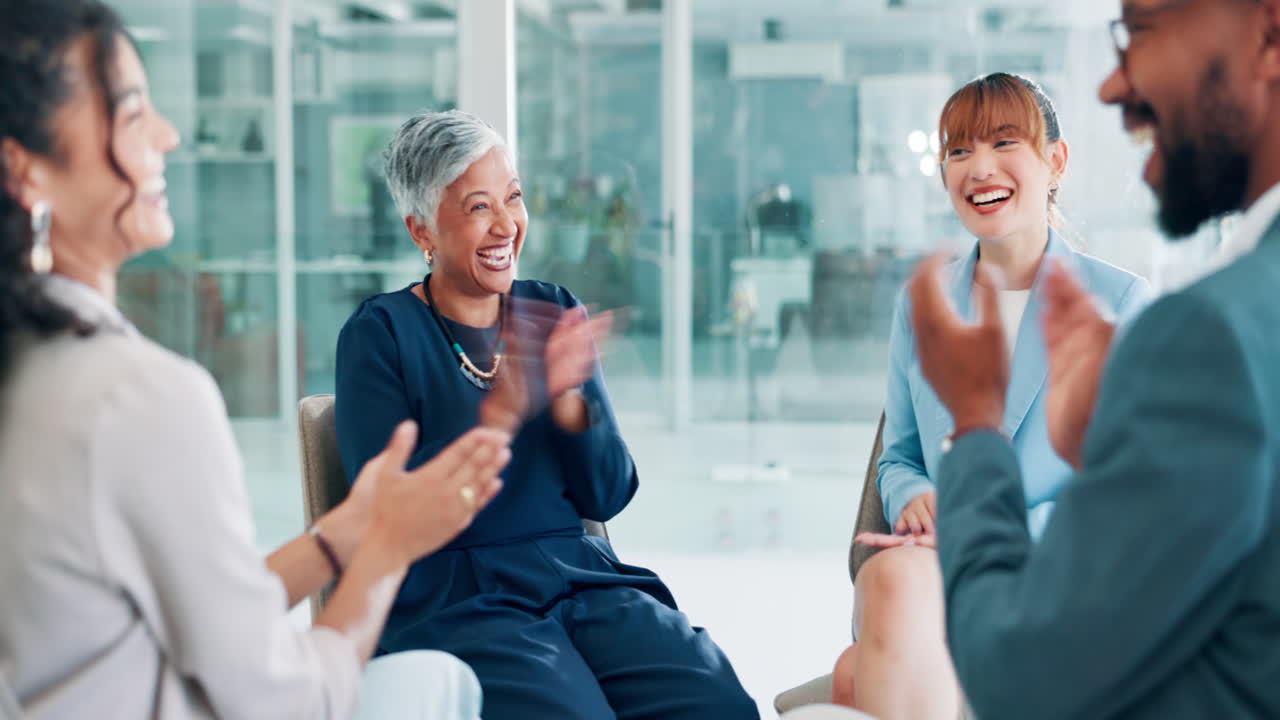 팀이 원으로 성공을 축하하고 있습니다.