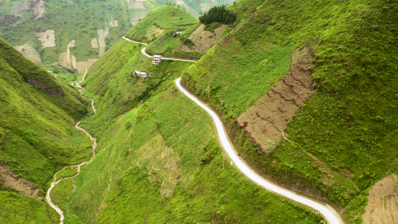 가파른 계곡을 깎아 만든 멋진 산길