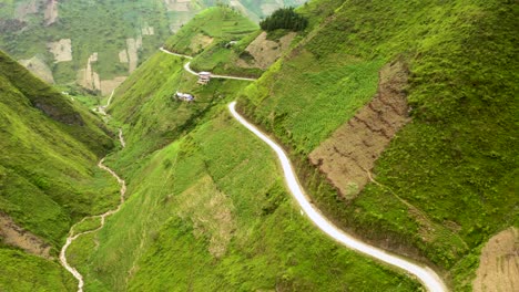 Hermoso-Camino-De-Montaña-Tallado-En-Un-Valle-Empinado