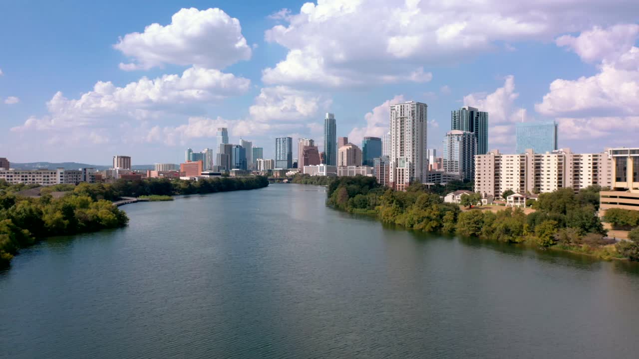 Riprese aeree di Austin, Texas, traffico - fiume