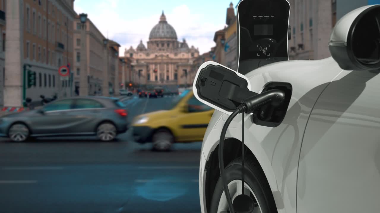 Vatikan'daki şarj istasyonunda bataryasını şarj eden gelişmiş elektrikli araba.