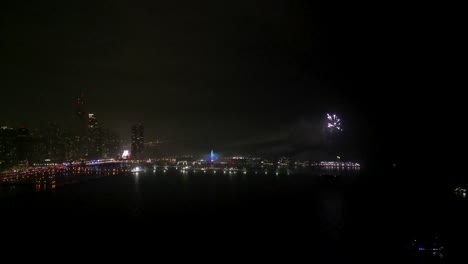 Coloridos-Fuegos-Artificiales-Por-La-Noche-Con-Horizonte