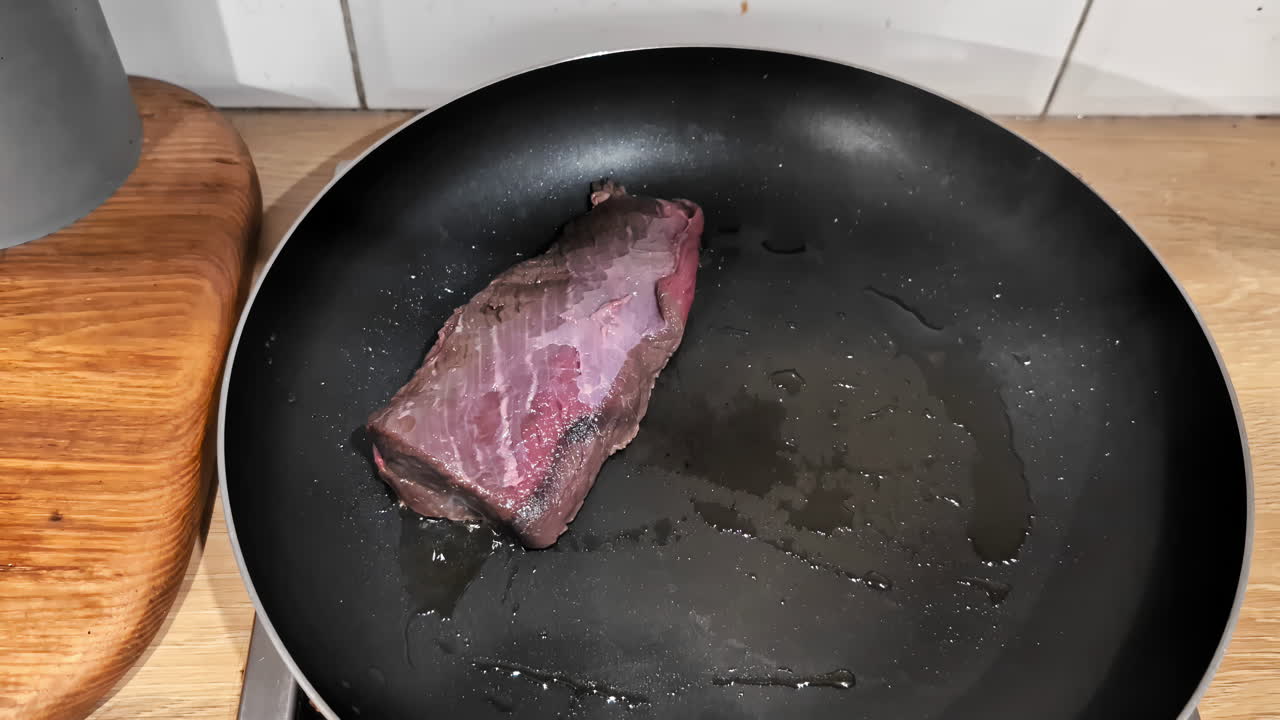 hornear un tierno filete de carne en una sartén chisporroteante, creando un plato sabroso rico en proteínas y grasas saludables