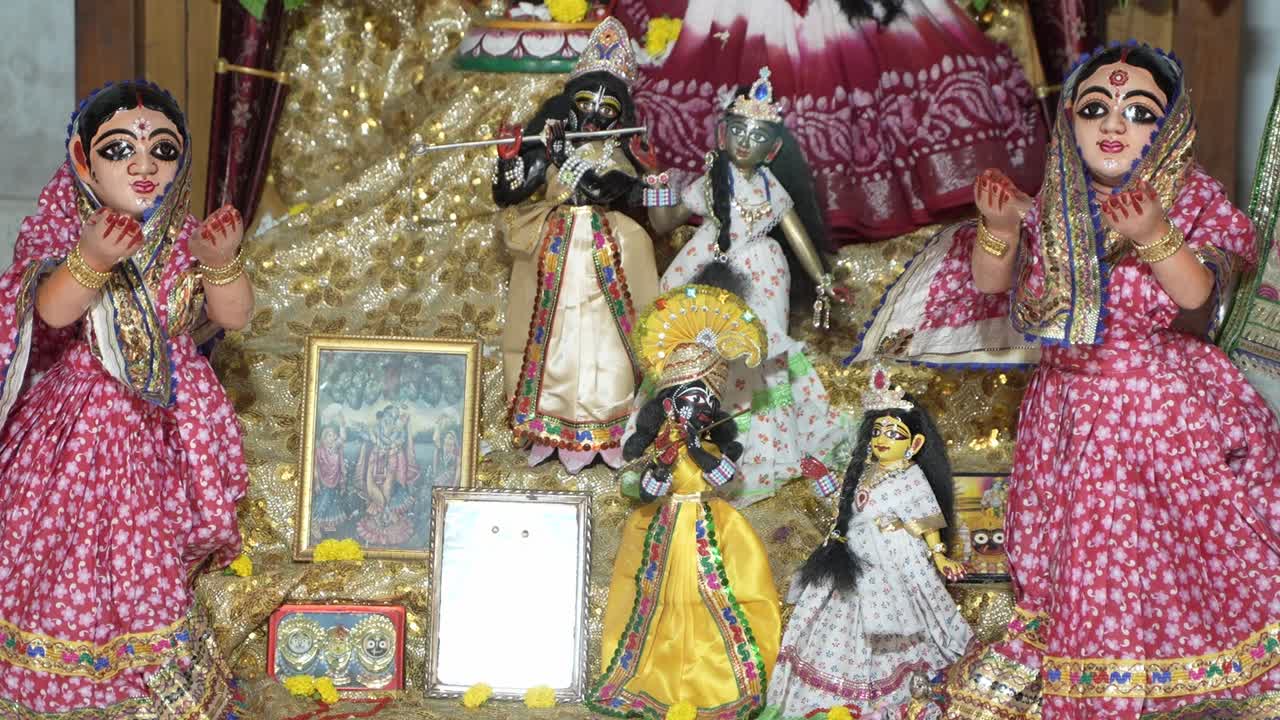 el ídolo de la deidad hindú señor krishna ha sido reemplazado dentro del templo