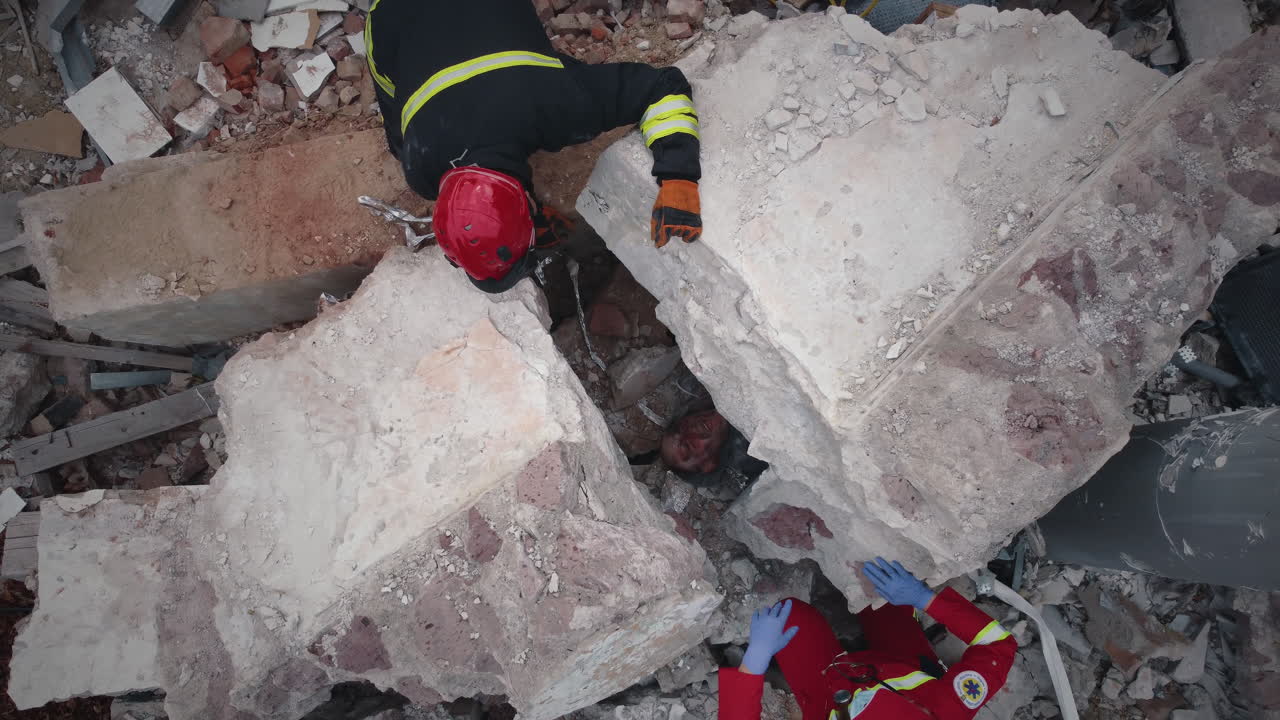 operación de rescate en un sitio de colapso de un edificio