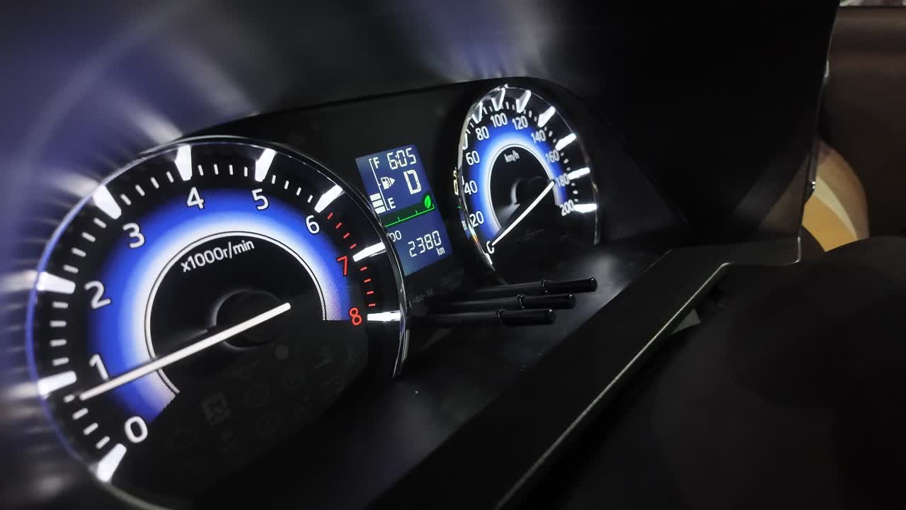 밤에 자동차 대시보드