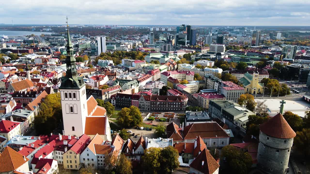 volando sobre el casco antiguo de tallin, estonia, la catedral ortodoxa y st