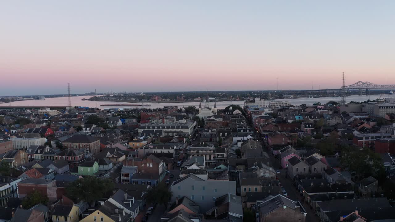 toma aérea panorámica del barrio francés en nueva orleans al atardecer