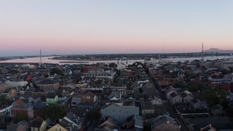 Schwenkende-Luftaufnahme-Des-Französischen-Viertels-In-New-Orleans-Bei-Sonnenuntergang