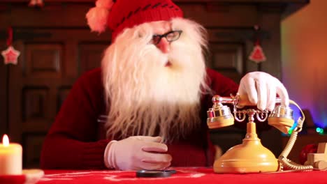 santa claus responde una llamada en un teléfono antiguo-1