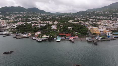 drone hacia atrás, establecer la isla italiana de ischia, día nublado, destinos de viaje