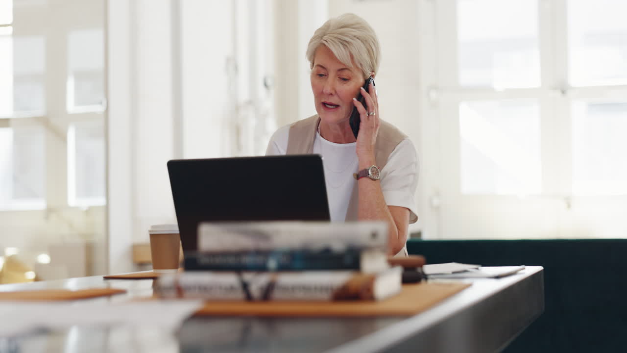 Ældre kvinde, hjemmekontor og telefonopkald