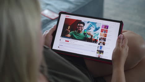 mujer viendo un video de youtube en una tableta