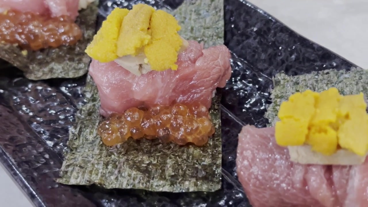 海苔で巻かれ、高級フォアグラと新鮮なウニを添えた大トロ手巻き寿司のクローズアップ。優雅で贅沢な和食体験を演出。