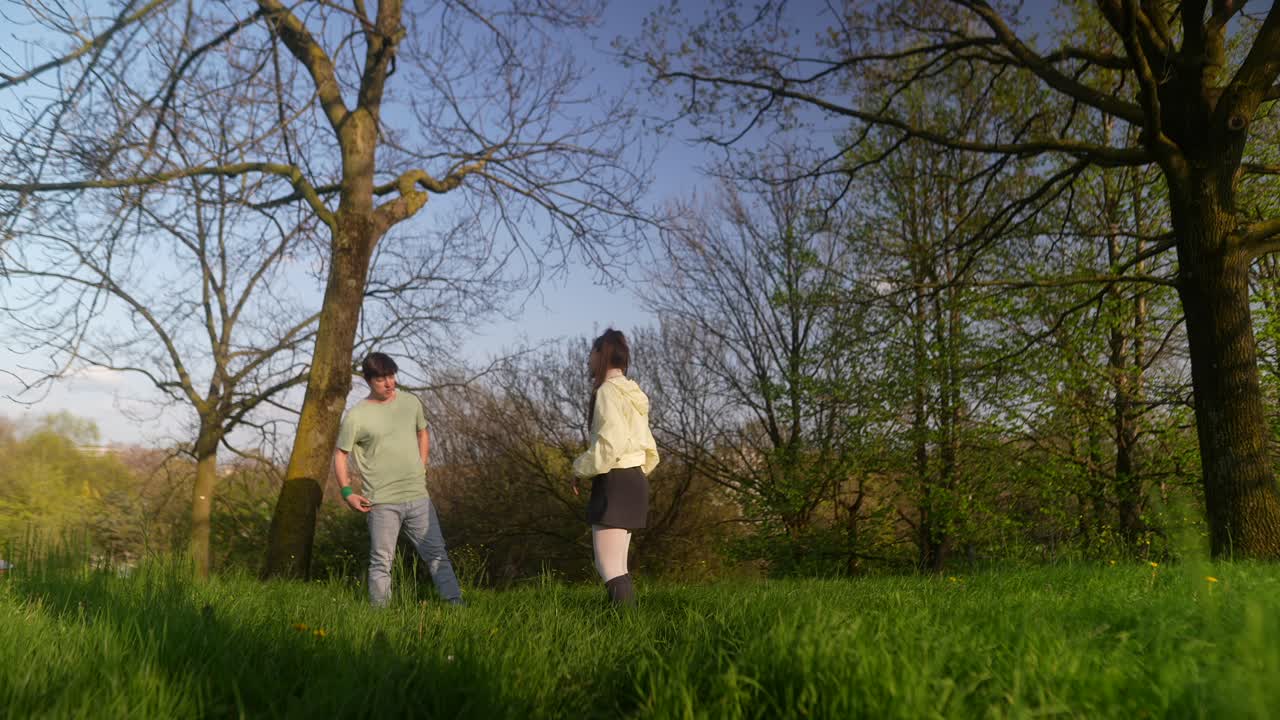 공원에서 고 있는 사람들