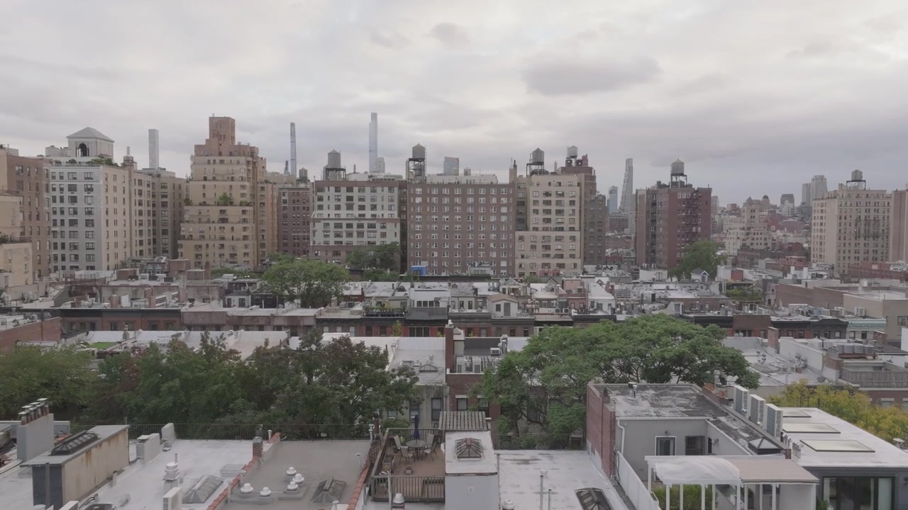 Luftfoto af lejlighedsbygninger på Manhattans Upper West Side. Optaget på en overskyet efterårsdag