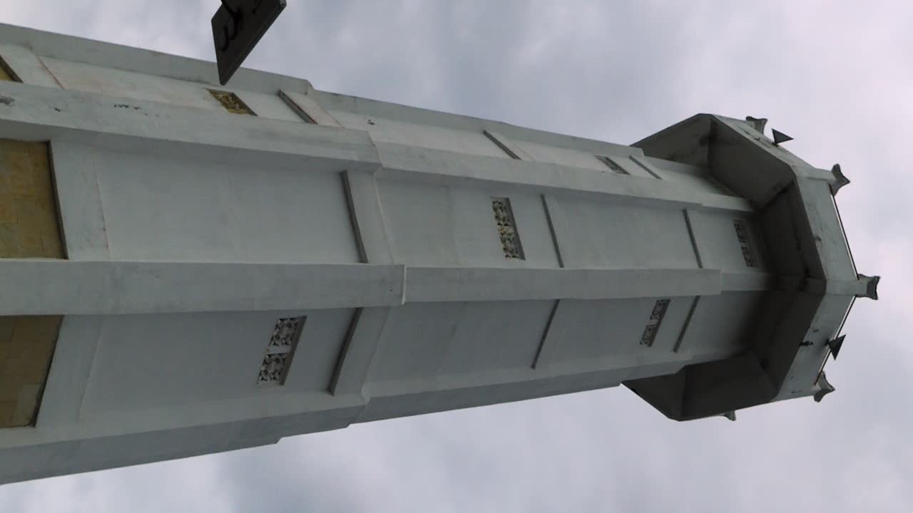 inclinación vertical hacia arriba toma en cámara lenta de la torre en nusa penida en el puerto de bali, indonesia mientras el tiempo está nublado