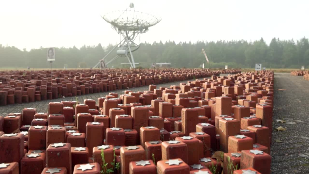 мемориал жертвам преследований с спутниковой антенной