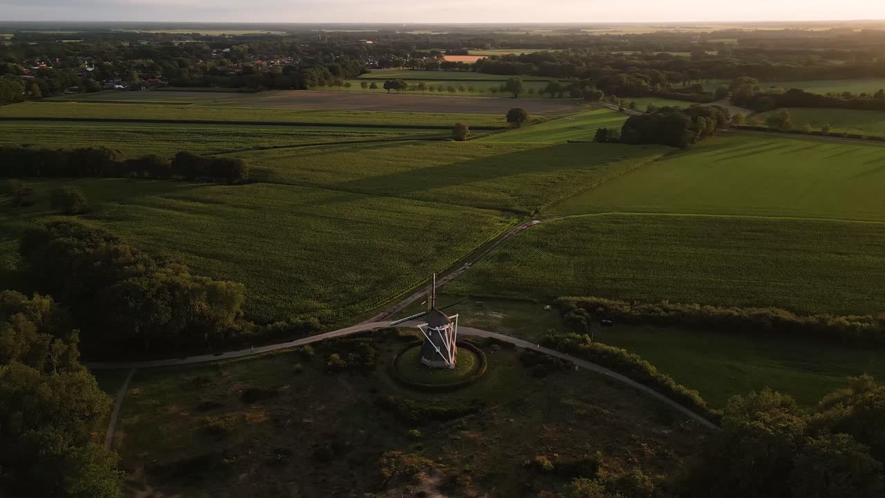 해가 지는 시골 풍경 에 있는 풍차 의 공중 사진