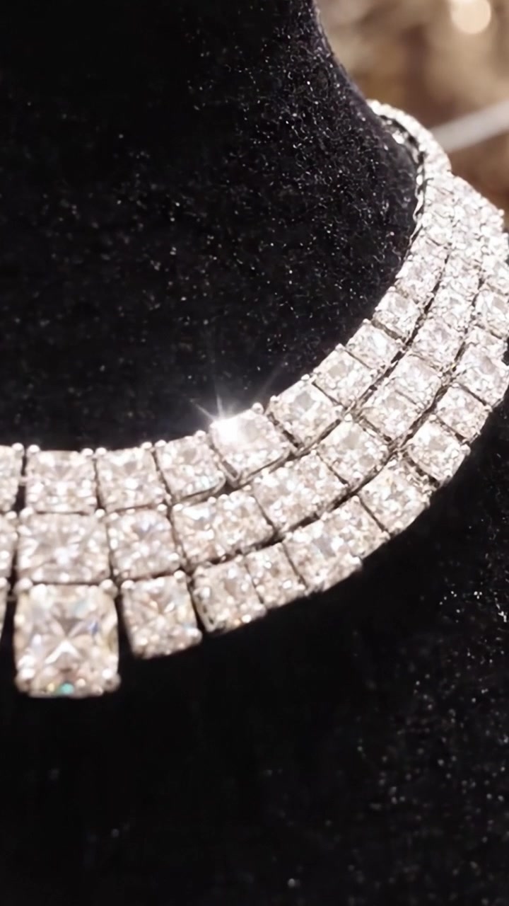 Squisita esposizione di gioielli scintillanti: un primo piano mozzafiato di una radiosa collana di diamanti che mette in mostra eleganza e maestria artigianale.