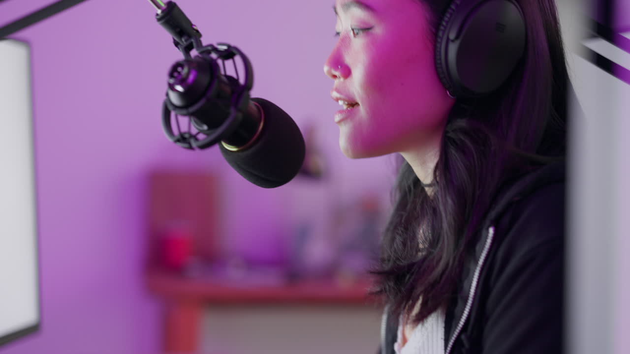 여자, e스포츠 마이크 또는 라이브 스트리밍 비디오