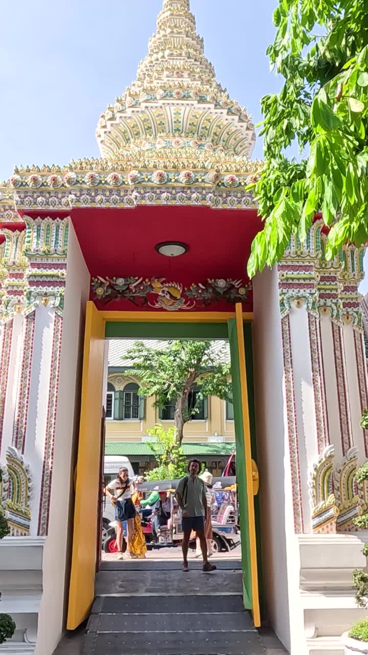 화려 한 문 을 통해 와트 포 에 들어가는 방문객 들