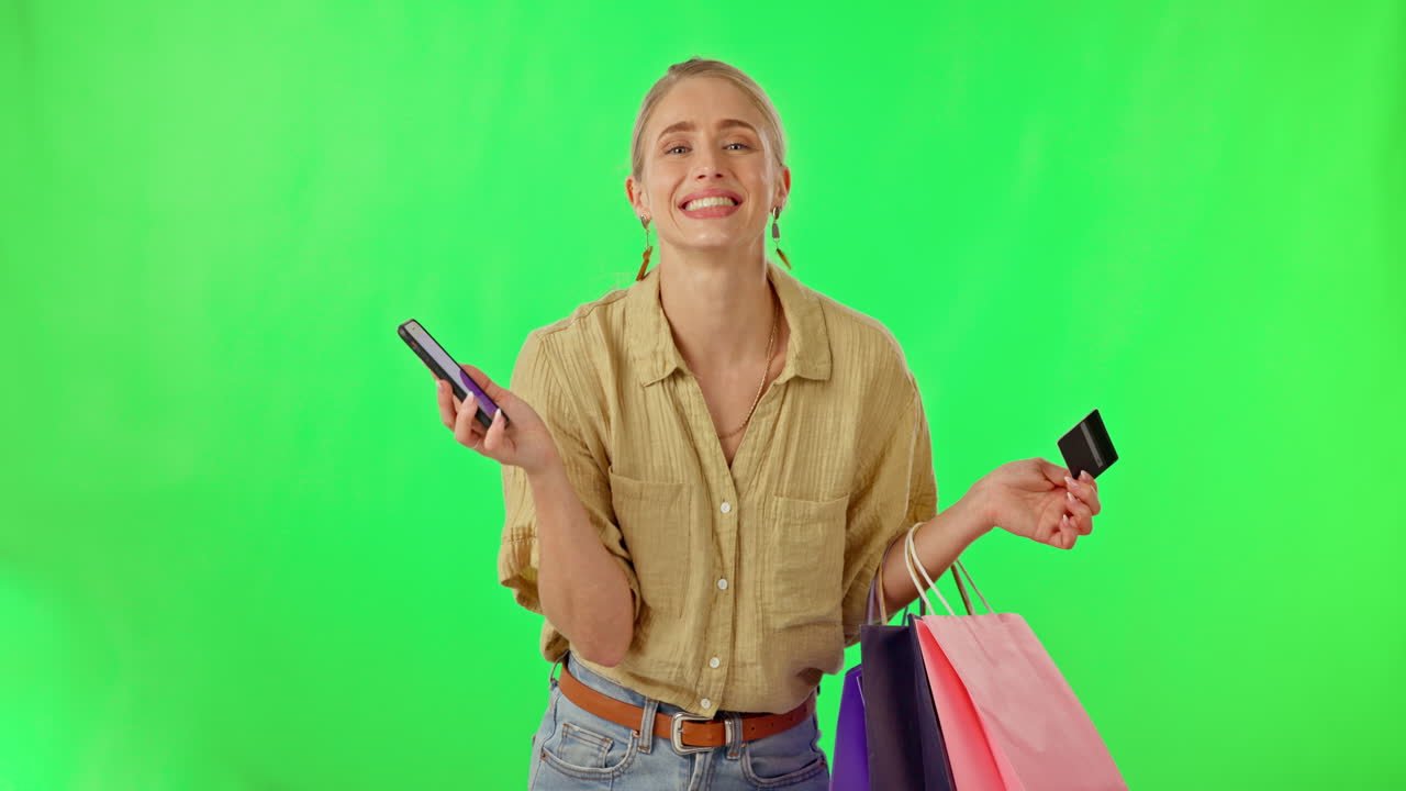 mujer feliz, teléfono y bolsas de compras en verde