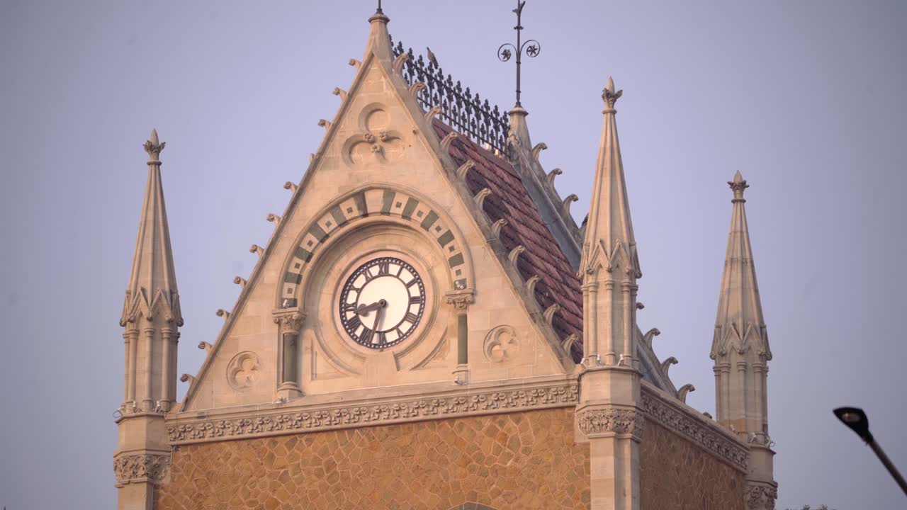 el reloj de la biblioteca de david sassoon en kala ghoda, vista de cerca en la antigua mumbai