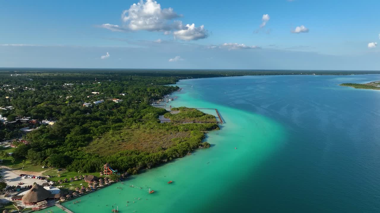 vista aérea hacia el área natural protegida parque laguna de bacalar, en el soleado méxico