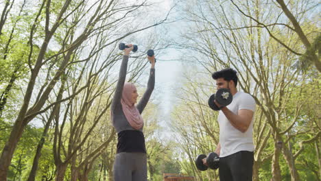 pareja haciendo ejercicio en el parque