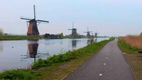 Famosa-Hilera-De-Antiguos-Molinos-De-Viento-Holandeses-En-Kinderdijk,-Países-Bajos