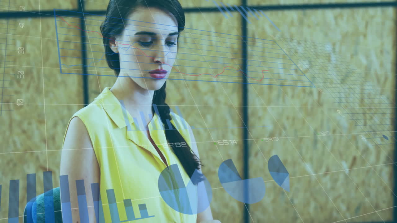 animación del procesamiento de datos financieros sobre una mujer de negocios caucásica usando una tableta en la oficina.