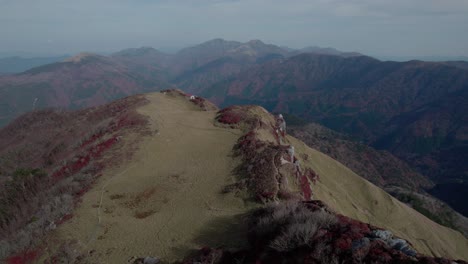 vuelo de avión no tripulado sobre la montaña miune en shikoku, japón