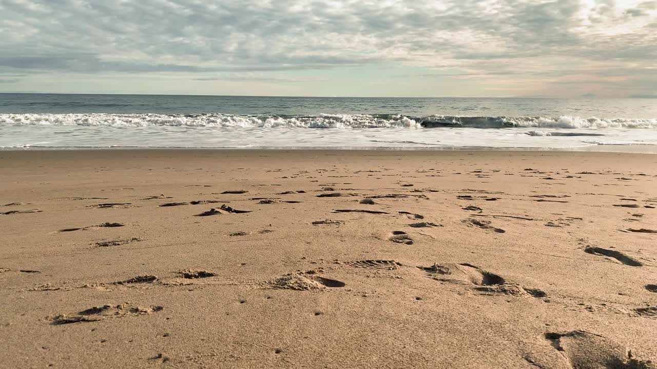 태평양의 아름다운 파도가 해안에 도착합니다.