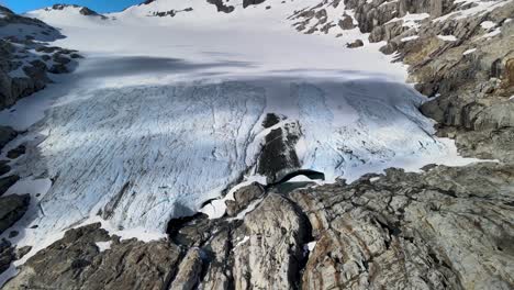 Hermoso-Retroceso-Aéreo-Del-Glaciar-Brewster-Revela-El-Pico-De-La-Montaña