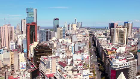 Dolly-En-Vista-Aérea-De-Calles-Anchas-En-El-Centro-De-Buenos-Aires,-Con-Edificios-Dispares-En-Un-Día-Soleado