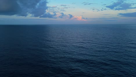 Ruhiges-Meerwasser-Breitet-Sich-Bis-Zum-Horizont-Aus,-Mit-Einem-Leeren-Karibischen-Sonnenuntergang-über-Dem-Meer