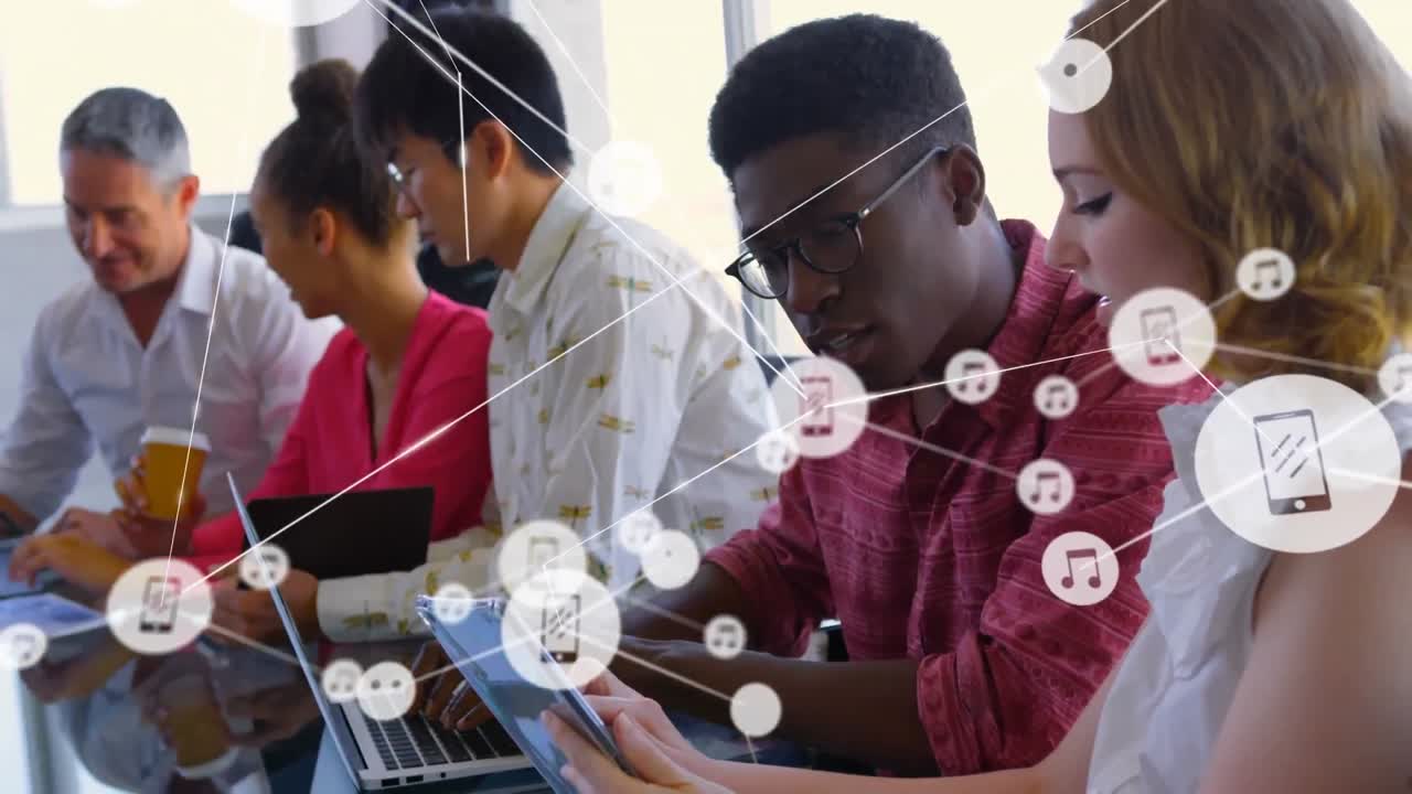 사무실에서 다양한 사업가들과의 연결 네트워크의 활성화