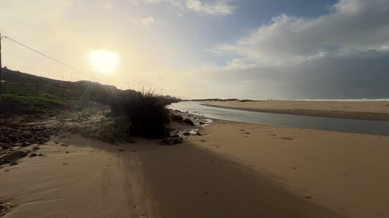 el flujo de agua talla canales en el paisaje costero de zahara, españa, ejemplificando la dinámica natural de los procesos hidrológicos.