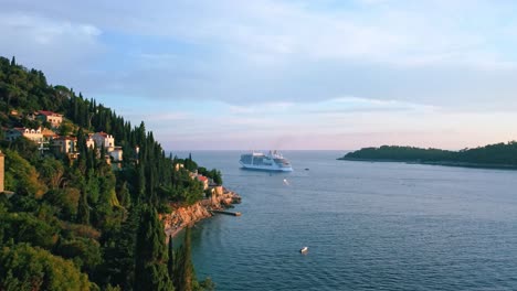 Toma-Aérea-De-Un-Crucero-De-Lujo-En-La-Costa-De-Una-Hermosa-Playa-Europea