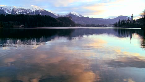 Morgendämmerung-Am-Bleder-See-Slowenien