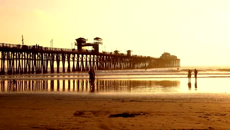 vista del atardecer en la playa de oceanside en el sur de california